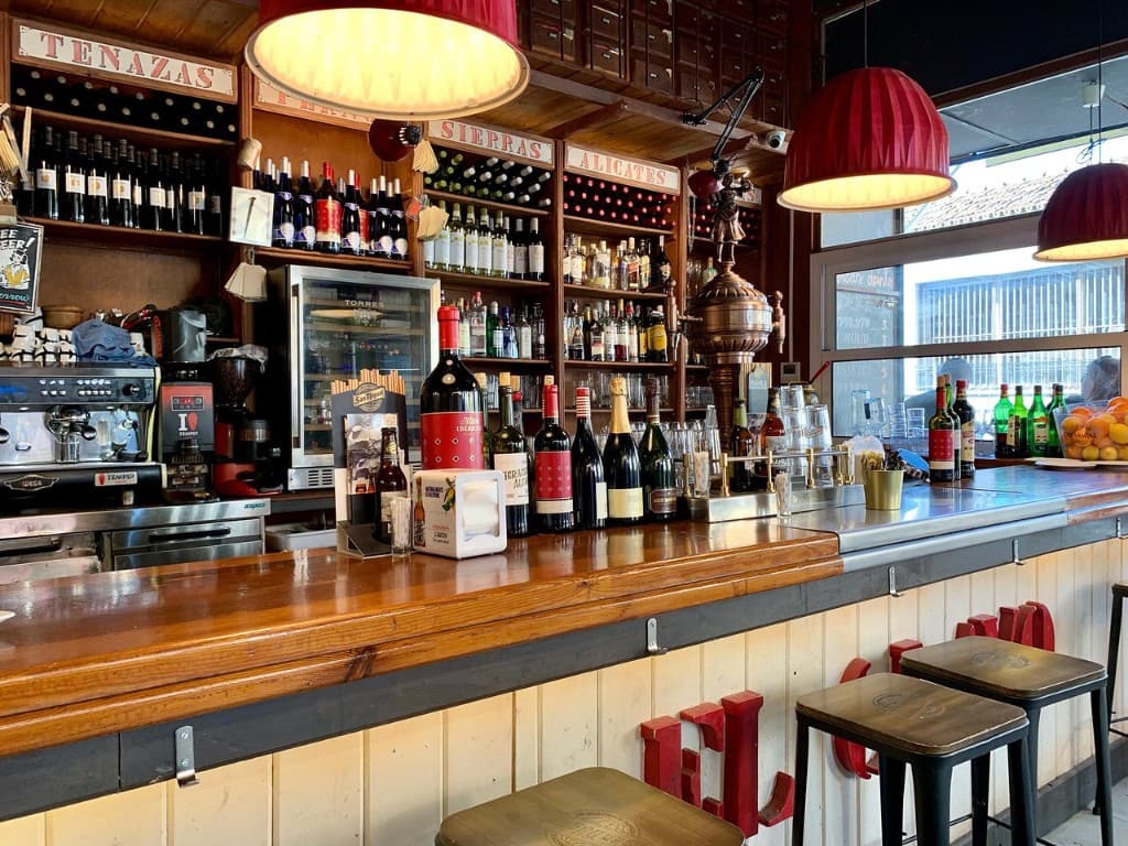 Barra de Taberna El Clavo — foto del local